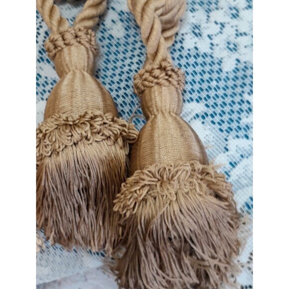 4 Vintage Curtain Tie Backs  Beige Tasseled Very Nice Preowned Condition - Picture 5 of 8
